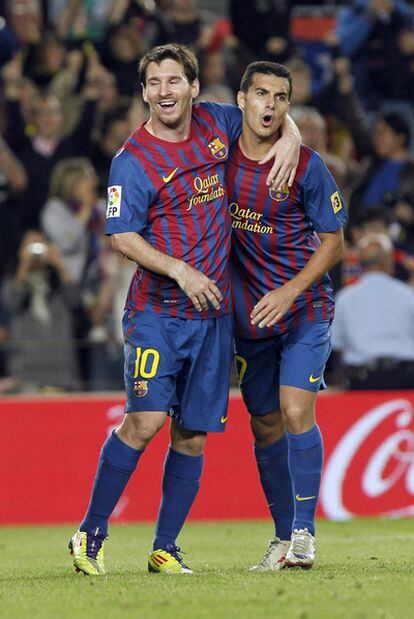 Messi y Pedro celebran el segundo gol del argentino, el tercero del Barça.