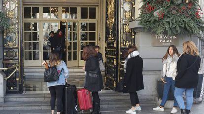 Turistas en la entrada del hotel Westin Palace de Madrid