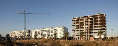 Edificio a medio construir en Moncofa, municipio costero de 7.000 habitantes que proyect&oacute; viviendas para 120.000 personas.