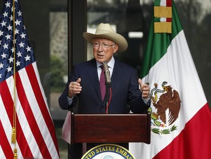 El embajador de Estados Unidos en México, Ken Salazar, durante una rueda de prensa en Ciudad de México, el 17 de octubre de 2022.