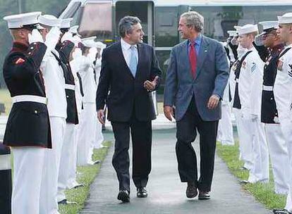 El presidente George W. Bush recibe al primer ministro británico, Gordon Brown, en Camp David.