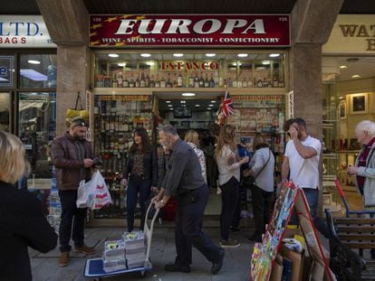 Tiendas y estancos en una calle de Gibraltar