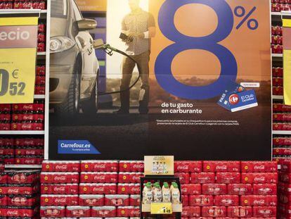Un estante de Coca-Cola en un hipermercado de Carrefour.