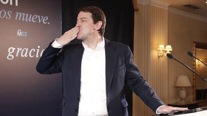 El candidato a la Presidencia de la Junta de Castilla y León por el PP, Alfonso Fernández Mañueco, lanza un beso al público mientras valora los resultados obtenidos por su formación en los comicios para Castilla y León durante la noche electoral del 13-F en Salamanca.