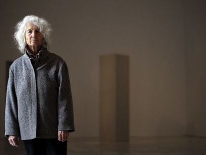 Simone Forti, ayer en el Reina Sofía. Al fondo, una escultura de Robert Morris.