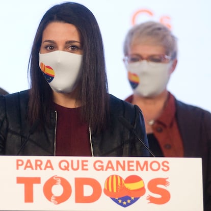La presidenta de Ciudadanos, Inés Arrimadas, interviene en una rueda de prensa en la sede de su partido desde donde seguirán el recuento obtenido de los comicios catalanes durante la noche electoral del 14-F, en Barcelona, Catalunya (España), a 14 de febrero de 2021. Los últimos resultados disponibles de las 18:00 horas exponían que la participación a dicha hora en unas elecciones marcadas por la crisis sanitaria del coronavirus se situaba en el 45,73%. Los ciudadanos que han acudido a votar hasta las 18:00 horas de este 14 de febrero suponen más de 22 puntos menos que a la misma hora en los comicios de 2017, cuando se alcanzó al final del día un 79,09% de participación.
14 FEBRERO 2021;BARCELONA;CATALUNYA;CATALUÑA;ELECCIONES;14F
Alberto Paredes / Europa Press
14/02/2021