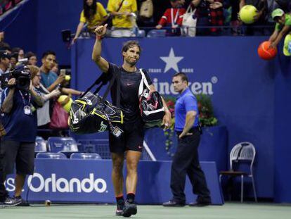 Rafael Nadal abandona la pista tras su derrota ante Fognini