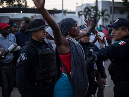 Una mujer ante las fuerzas de seguridad, en Tapachula (Chiapas).