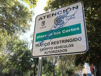 Carteles y señalizaciones informativas del próximo cierre de la movilidad en la denominada zona central de Madrid.