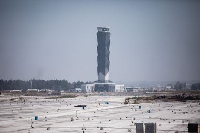 Torre de control del futuro aeropuerto Felipe Ángeles, en el Estado de México.