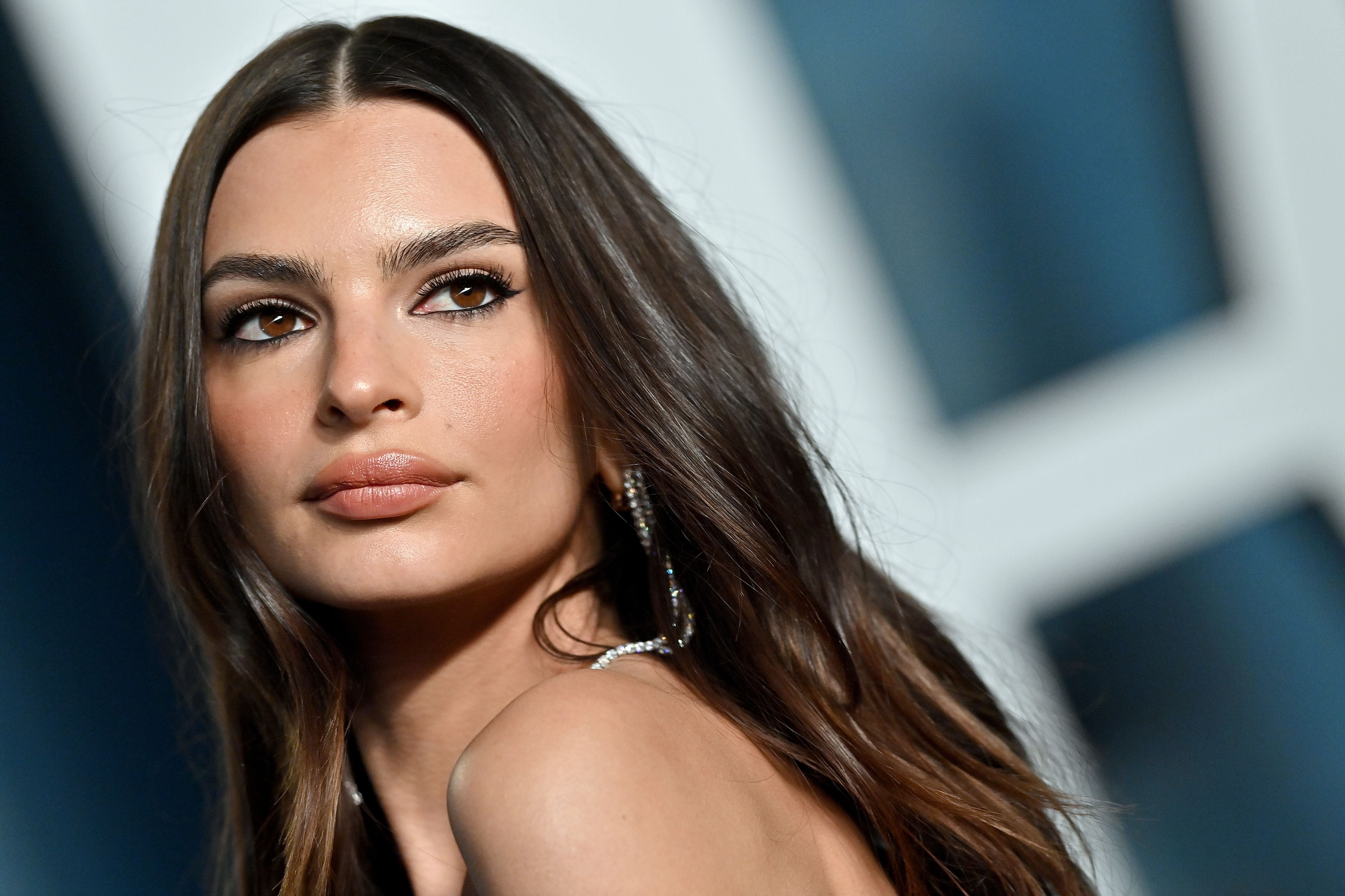 Ponerse un anillo de divorcio: cómo la traumática ruptura de Emily Ratajkowski revolucionó la joyería