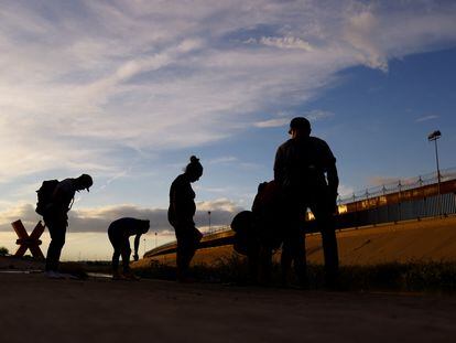 Migrantes venezolanos en busca de asilo, cruzan el río Bravo para entregarse a la patrulla fronteriza estadounidense, en Ciudad Juárez (México), el 6 de octubre.