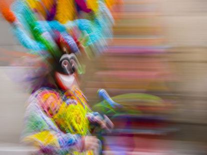 Uno de los &#039;boteiros&#039; durante el entroido (carnaval) de VIana do Bolo, en Ourense.