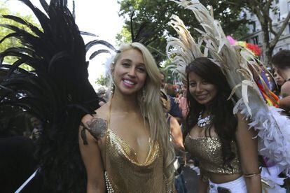 Dos de las participantes en el desfile del Orgullo gay. Este año, la alcaldesa de la capital, Manuela Carmena, ha dado la bienvenida a la manifestación en la plaza de Colón, donde se ha leído el manifiesto.