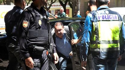 El presidente del Huesca, Agustín Lasaosa, tras ser detenido por la Policía Nacional en una operación contra el presunto amaño de partidos de fútbol en Primera y Segunda División.