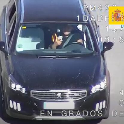Un conductor, detectado por la DGT circulando con el móvil en la mano.