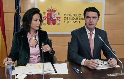 El ministro de Industria, Energía y Turismo, José Manuel Soria, junto a la secretaria de Estado de Turismo, Isabel Borrego.