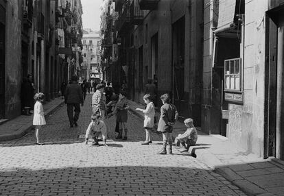 Nens jugant al carrer fotografiats per Margaret Michaelis.