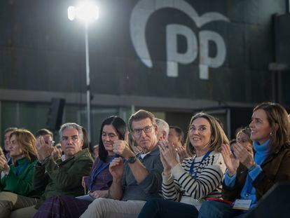 En el centro, Alberto Núñez Feijóo, durante la interparlamentaria del PP celebrada este sábado en Ourense.