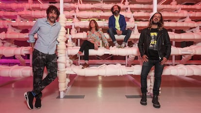 Eugenio Recuenco, Rosa Muñoz, Sergio Sancho, director de Urvanity Art, y Kike Garcinuño, posando en el espacio Mahou del Colegio Oficial de Arquitectos de Madrid, sede del encuentro.