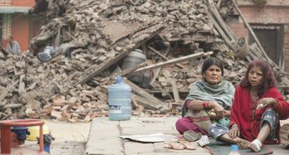Dos mujeres, este domingo, ante un edficio destruido en la región de Katmandú.
