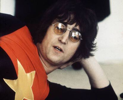 <strong>Qué gafas lleva</strong>. Tamaño reducido, fina montura metálica y lentes pequeñas y redondeadas. Quevedo en 1971.
<strong>Por qué son icónicas</strong>. Porque John Lennon fue una de las primeras (y últimas) celebridades capaces de volver relevante todo aquello que tocaba. En una época (los setenta) de diseños ostentosos y formas extravagantes, casi caricaturescas, las gafitas de Lennon son casi un ejercicio de ascetismo. No son ni deportivas, ni retro ni excéntricas. Tienen algo de intelectual, pero también un toque de color. Y están en el origen de la reivindicación 'hipster' de las lentes redondas.