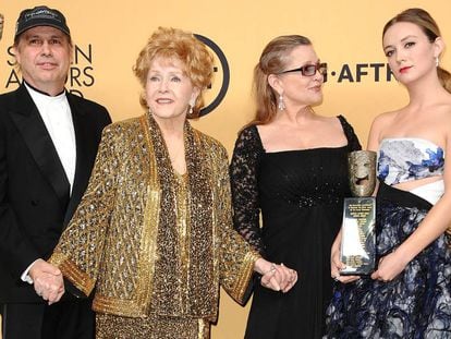 Todd Fisher, Debbie Reynolds, Carrie Fisher y Billie Lourd, en una entrega de premios en Los Angeles en enero de 2015.