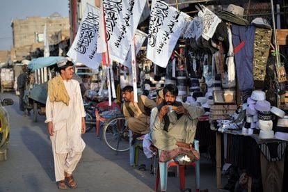 Banderas del Emirato Islámico de Afganistán a la venta en una zona comercial de Kandahar, capital de la provincia homónima y una de las zonas que más de cerca vive la violencia.