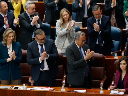 MADRID, 23/03/2023.- La presidenta de la Comunidad de Madrid, Isabel Díaz Ayuso (d) recibe el aplauso de la bancada popular tras su intervención en el pleno celebrado este jueves en la Asamblea de Madrid. EFE/Juan Carlos Hidalgo
