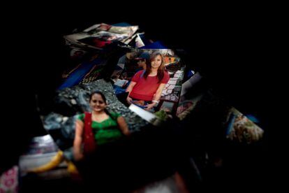 En los puestos policiales de las fronteras nepalíes, como este de Thankot, se acumulan las fotografías de mujeres desaparecidas. Se sospecha que muchas de ellas son captadas por redes de trata. 