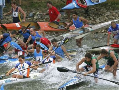 Puento de partida del Descenso Internacional del Sella, una de las fiestas más multitudinarias de España.