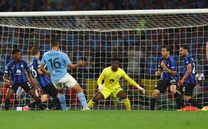 Rodri marca el primer gol ante el portero del Inter de Milán André Onana.
