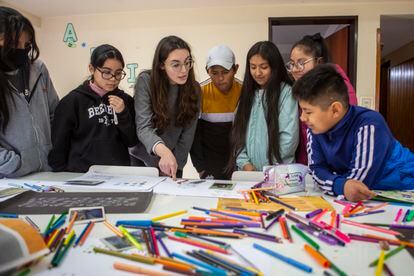 Jóvenes participan en un taller de arte del CASA en las instalaciones de la fundación La Verónica.