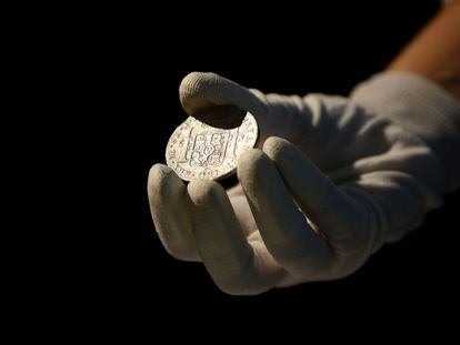 Una de las monedas de plata del tesoro de 'Las Mercedes', presentado en Madrid.