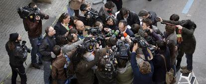 El abogado de Iñaki Urdangarin, Mario Pascual Vives, es abordado por los periodistas, a su llegada esta mañana, a los juzgados de la capital balear.