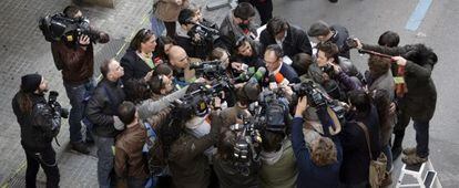 El abogado de I&ntilde;aki Urdangarin, Mario Pascual Vives, es abordado por los periodistas, a su llegada esta ma&ntilde;ana, a los juzgados de la capital balear.