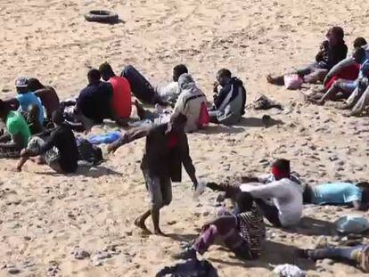 23 inmigrantes, cinco horas aislados en una playa por sospechas de ébola