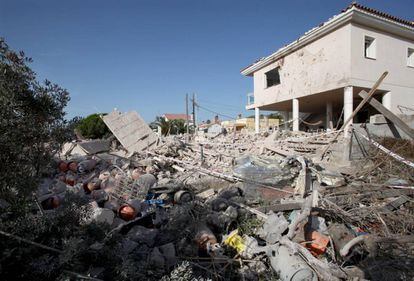 Restos del chalé de Alcanar tras la explosión.