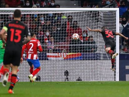 Junior Messias cabecea ante Oblak y Giménez para firmar el gol de la victoria del Milan en el Metropolitano.