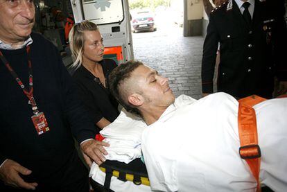 El piloto, en un principio, iba a estar entre cuatro o cinco meses, de baja como mínimo, para recuperarse de la fractura abierta de tibia y peroné de la pierna derecha que sufrió en el circuito de Mugello, informó Roberto Buzzi, el médico que le operó.
