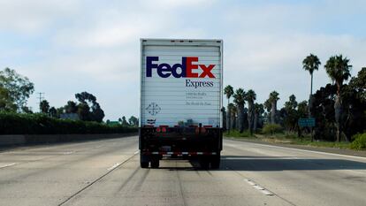 Un camión de Fedex en una autopista de San Diego (California).
