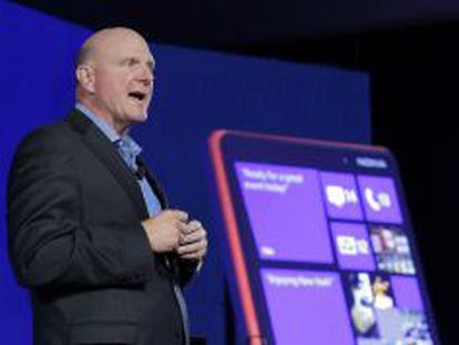 Steve Ballmer, consejero delegado de Microsoft, durante la presentaci&oacute;n de los Nokia Lumia con Windows Phone.