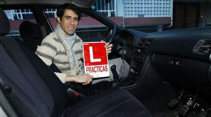 Gabriel Lucas, en el coche adaptado con el que se sacó el carné sin acudir a la autoescuela, con su L de conducción en prácticas.