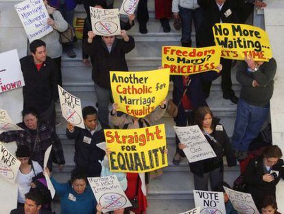 Varios defensores del matrimonio gay se manifiestan a las puertas del Senado de Rhode Island. 