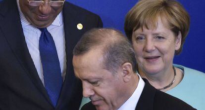 El presidente turco, Recep Tayyip Erdogan, y la canciller alemana, Angela Merkel, durante la cumbre de la OTAN en Varsovia el pasado 8 de julio. 