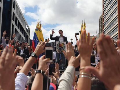 Juan Guaidó se juramenta como presidente encargado de Venezuela.