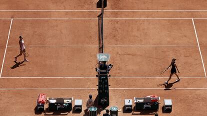 Sabalenka y Kostyuk, al finalizar el partido disputado en la pista Philippe Chatrier de París.
