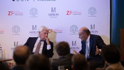 El expresidente del Gobierno Felipe González (izquierda) y el abogado y 'padre' de la Constitución Miquel Roca dialogan en el ciclo de conferencias Agendas Cruzadas Madrid-Barcelona, en el Círculo Ecuestre de la capital catalana.