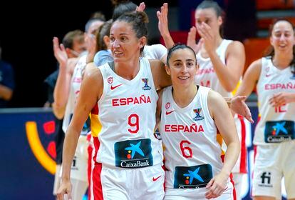Laia Palau y Silvia Domínguez, tras un partido del pasado Eurobasket. feb