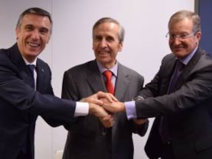 Francisco Gracia, vicepresidente del REC; Leandro Ca&ntilde;ibano, presidente de AECA; y Antonio Fornieles, presidente del REC